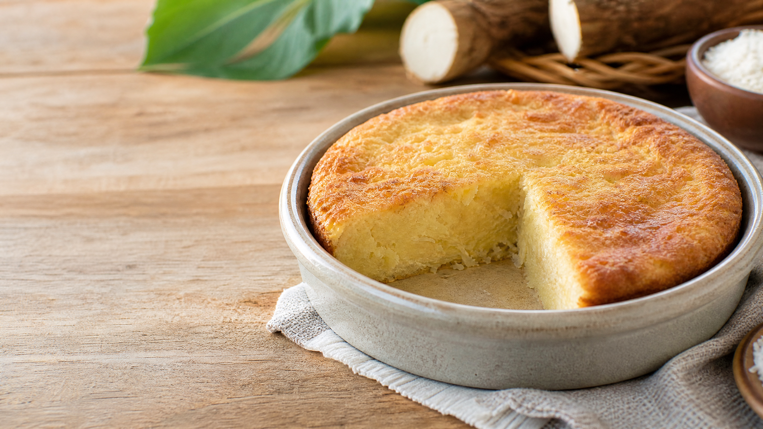 Bolo de Mandioca Ralada com Coco: preparo caseiro em destaque