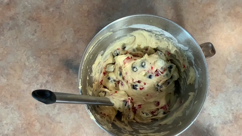 Massa cremosa do bolo com frutas vermelhas misturadas