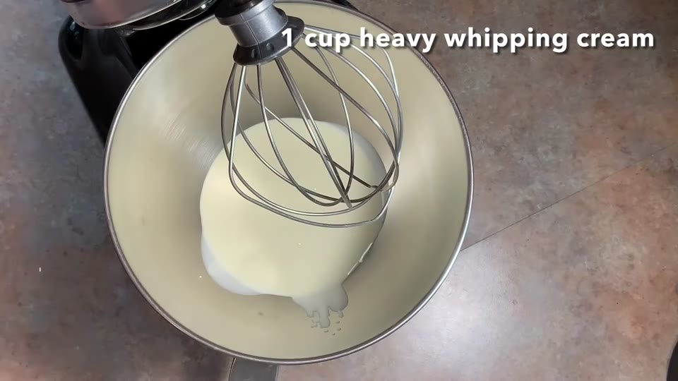 Creme de leite sendo batido para formar o chantilly de limão