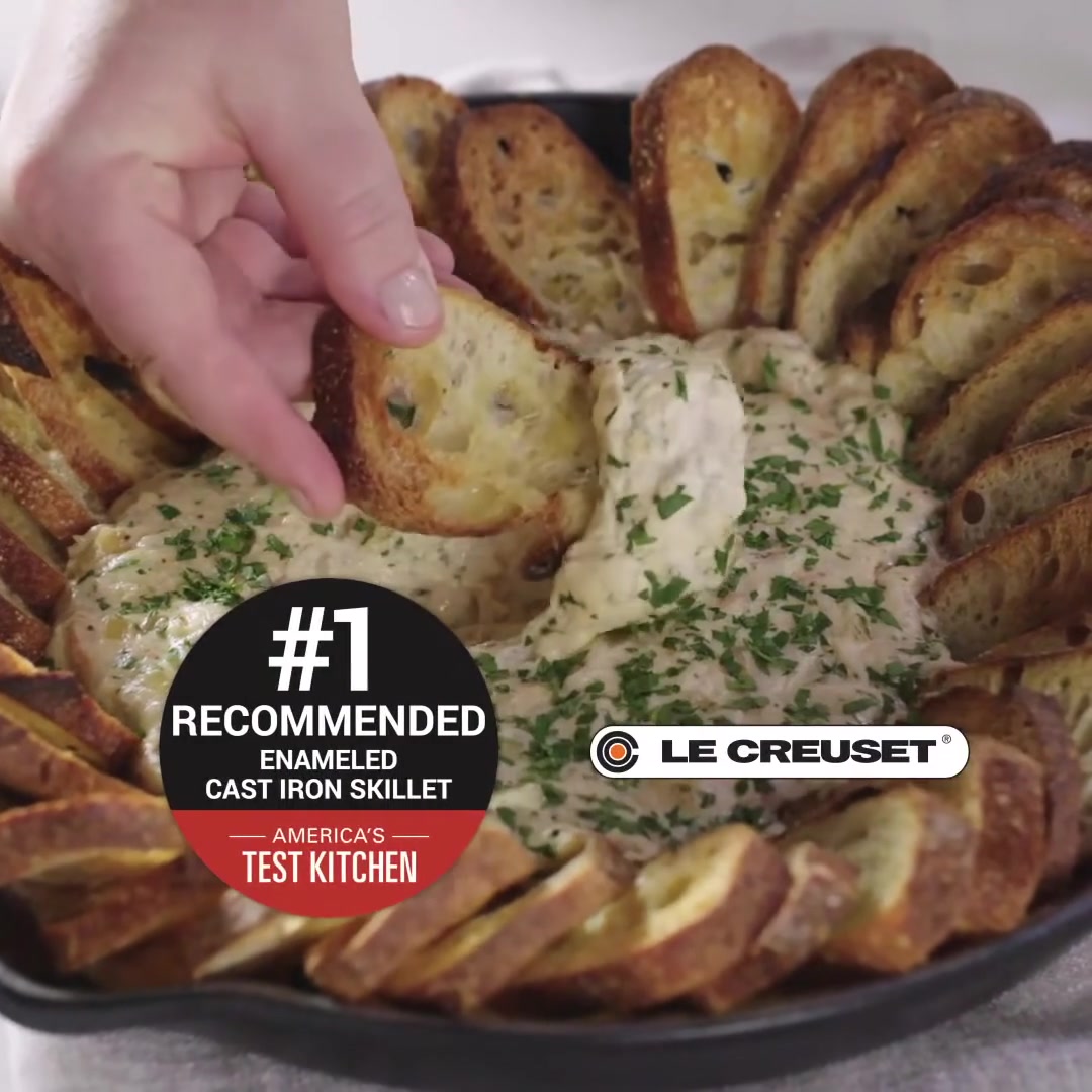 Patê quente de caranguejo gratinado servido na frigideira com crostini