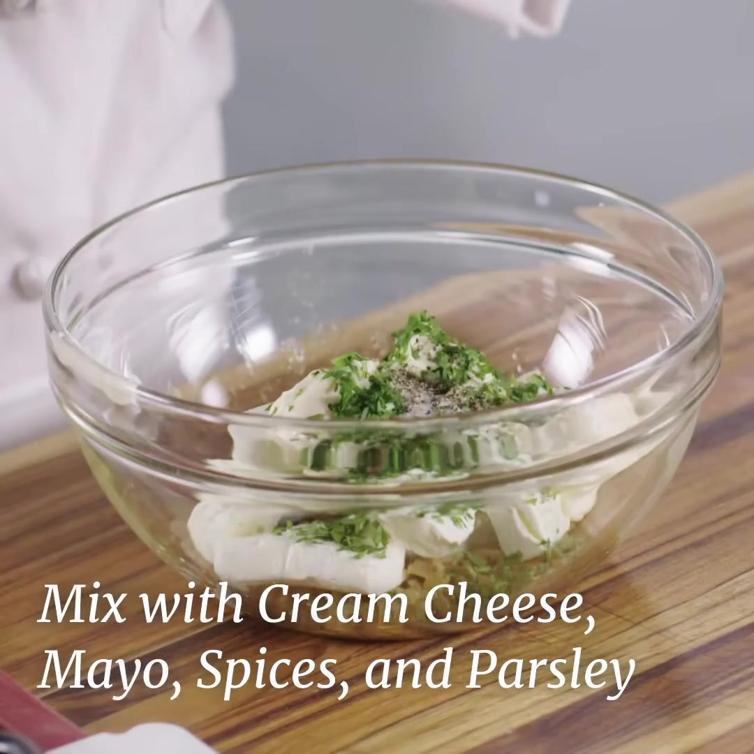 Cream cheese, maionese, temperos e salsinha misturados em uma tigela